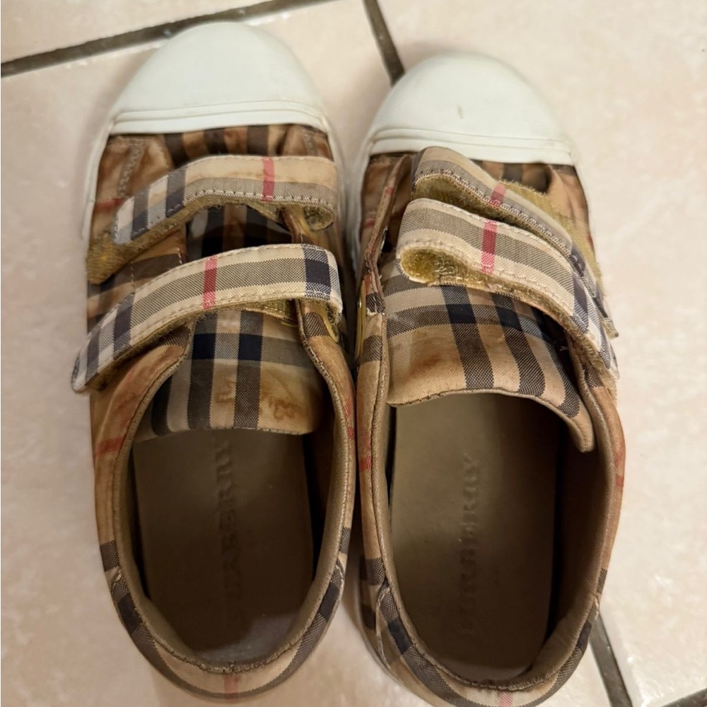 burberry shoes damages stains seen in pictures 100% authentic well used size 33